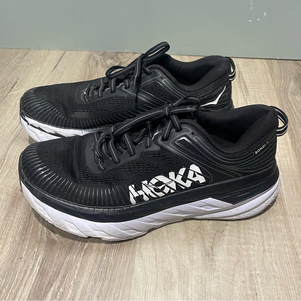 Hoka women's black‎ and white bondi 7 running shoes size 7.5. In great condition